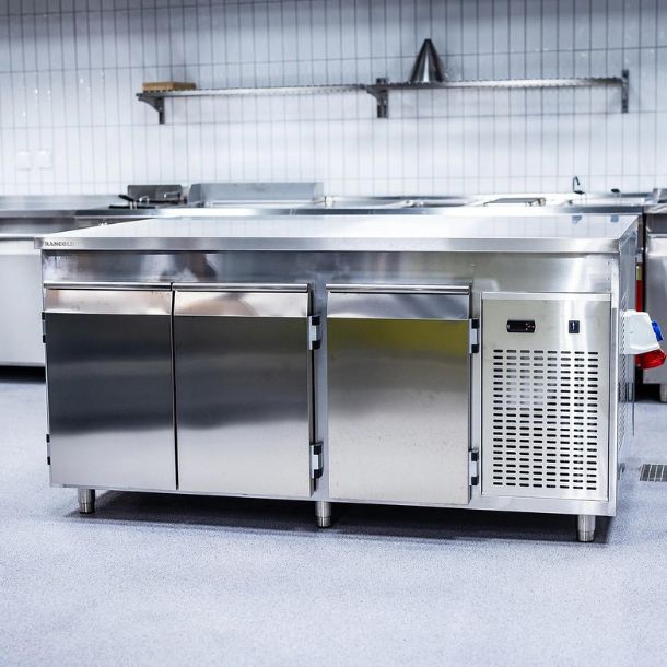 Professionell köksutrustning och rostfri inredning